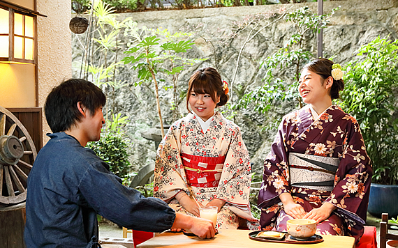 伏見稲荷大社 裏参道で京都の甘味をお楽しみください。